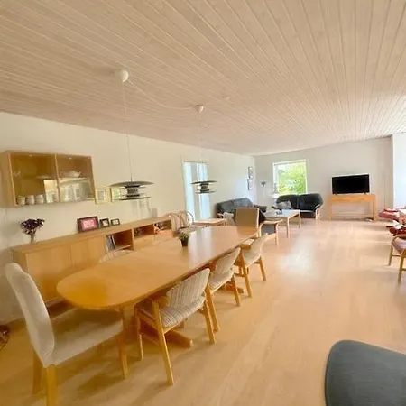 Stort Sommerhus Ved Stillinge Strand